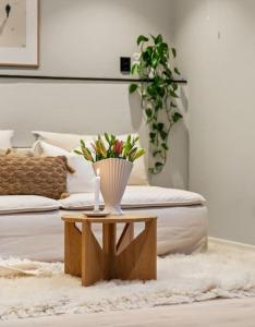 a living room with a coffee table and a couch at Charming Town House in Centrum in Bergen