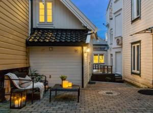 Un garaje con un banco y una mesa en un patio. en Stay l The Town House, en Bergen