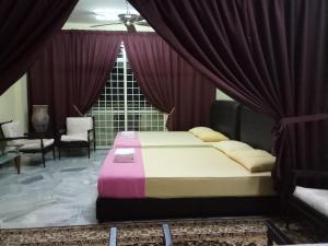 1 dormitorio con cama y ventana grande en Rose Condo@ Cocobay Beach Resort, en Port Dickson