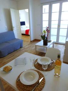 salon ze stołem z talerzami i kieliszkami do wina w obiekcie Villa Médicis Versailles Saint-Cyr-l'Ecole w mieście Saint-Cyr-lʼÉcole
