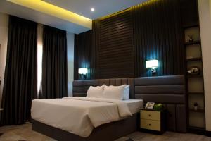Säng eller sängar i ett rum på AVIEL SUITES AND HOTEL
