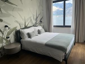 una camera con un letto e una grande finestra di Piccolo Hotel a Malcesine