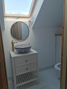 a bathroom with a sink and a mirror on a dresser at Sielsko i Zacisznie in Ełk