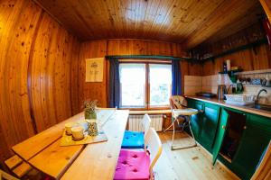 cocina con mesa de madera en una habitación en Dom na Szlaku en Wisła