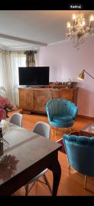 un soggiorno con pianoforte e sedie blu di Apartament Diana - Traugutta Wrocław a Breslavia
