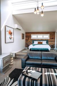 ein Wohnzimmer mit einem Bett und einem Sofa in der Unterkunft Anchors Port Campbell in Port Campbell