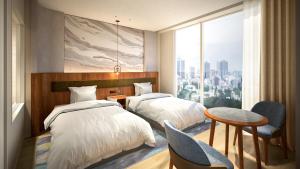 千葉市にあるホテルスプリングス幕張プレミアのベッド2台、テーブル、窓が備わるホテルルームです。