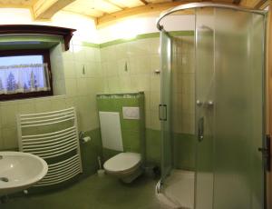 蘇伯萊茲的住宿－得來文斯祖貝萊克酒店，带淋浴、卫生间和盥洗盆的浴室