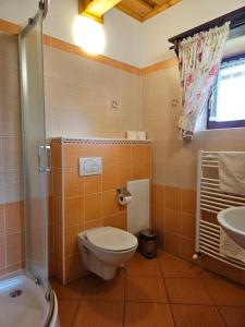 Koupelna v ubytování Drevenice Zuberec + 36 fotografií