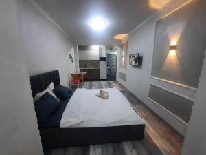 ein Schlafzimmer mit einem Bett und ein Wohnzimmer in der Unterkunft Ашык Тобе in Almaty