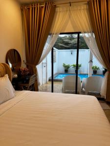 um quarto com uma cama e vista para uma piscina em Angsamas Villa Seremban Kids Private Pool & Jacuzzi em Seremban