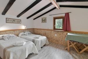Cette chambre comprend 2 lits et une fenêtre. dans l'établissement Apartments Smile, à Grožnjan