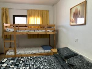 プラヤ・デル・イングレスにあるApartamento Agaete Parkのベッドルーム1室(二段ベッド2組、ベッド1台付)