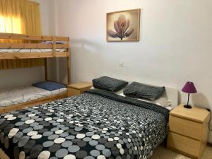 1 dormitorio con 1 cama y 2 literas en Apartamento Agaete Park, en Playa del Inglés