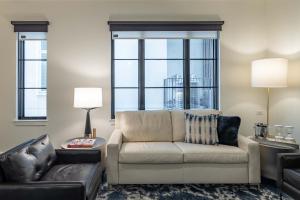 ein Wohnzimmer mit einem Sofa und einem Stuhl in der Unterkunft 121 Hotel by AvantStay Chic Modern Hotel In Nashville in Nashville