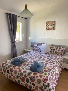 een slaapkamer met een bed met een kleurrijk dekbed bij Apartamento Bellavista in Cala'n Bosch