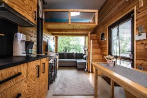 una cocina y sala de estar de una casa pequeña en Tiny house - Chatka v Řeži u Prahy, en Husinec