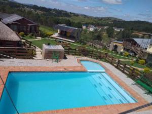 una vista sulla piscina di una casa di Run n Fire a Mbabane