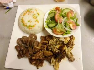 um prato de comida com carne e uma tigela de legumes em Run n Fire em Mbabane