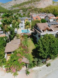 uma vista aérea de uma cidade com casas e árvores em WEST HOUSE EXCLUSIVE HOTEL em Göcek