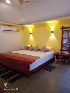 a bedroom with a large bed in a room at Mariposa Beach Grove in Agonda