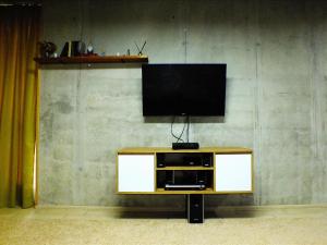 TV at/o entertainment center sa Smart apartment