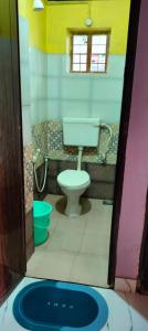 a model of a bathroom with a toilet at Hostel Gandhi Thiruvananthapuram in Trivandrum