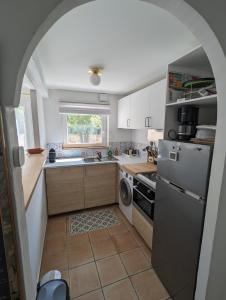 cocina con fregadero y lavavajillas en Charmant appartement avec jardin au calme en Châteauneuf