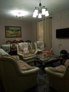 uma sala de estar com sofás e uma mesa de centro em Yuti Homestay em Quatre Bornes