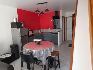 Una cocina o zona de cocina en la porte du Champagne 9 fotos más