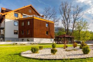 En have udenfor Apartament IGA z basenem i saunami KARKONOCE Stone Hill - centrum + 33 billeder