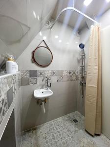 a bathroom with a sink and a mirror at Mini Villa in Alfeld Leine in Alfeld