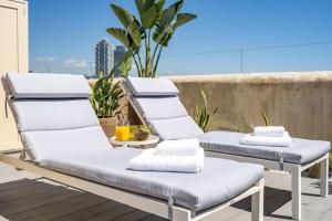 Een balkon of terras bij Kronos on the Beach Attic Suite