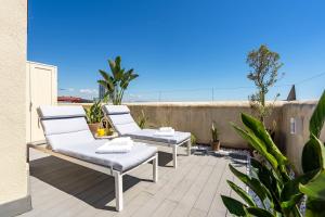 Een balkon of terras bij Kronos on the Beach Attic Suite