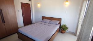 um pequeno quarto com uma cama num quarto em 66 Apartment em Ban Khlong Nong Yai