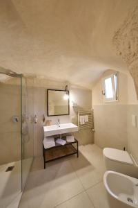 y baño con lavabo, aseo y ducha. en Ai Terrazzini en Matera