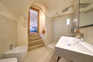 uma casa de banho com um lavatório, um WC e uma banheira em Ai Terrazzini em Matera