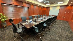 a conference room with a long table and chairs at Tamimi Geshla Residency in Al Khobar