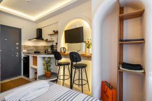 a bedroom with a bed and a kitchen with stools at Peyare Aparts in Istanbul