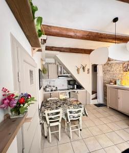 - une cuisine avec une table et des chaises dans la chambre dans l'établissement à St Rémy Petite maison au coeur du village, à Saint-Rémy-de-Provence