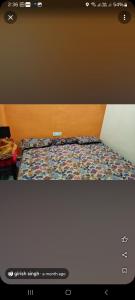 1 dormitorio con 1 cama con cabecero de madera en Laxman Guest House varanasi, en Varanasi