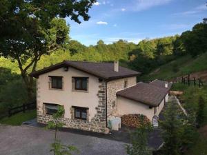 una pequeña casa de piedra en medio de un campo en La Fontana de Pedroso, descubre Cabárceno y Cantabria, en Villacarriedo