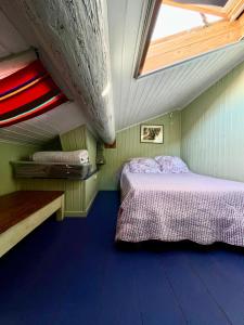 a small bedroom with a bed and a skylight at à St Rémy Petite maison au coeur du village in Saint-Rémy-de-Provence