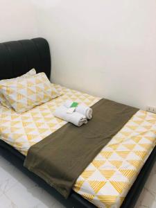 Una cama con dos toallas encima. en Casa Emerita, en Santa Rosa