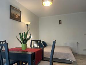 Posteľ alebo postele v izbe v ubytovaní Apartament Łagiewniki Krakow
