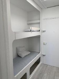 ein kleines Zimmer mit Regalen in einem Zimmer mit Tür in der Unterkunft Vittoria Immobilier-375-Vue mer- REGLEMENT SUR PLACE -Chèques Vacances acceptés in La Grande-Motte