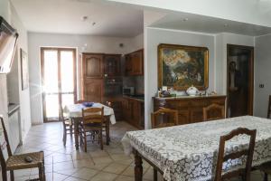uma cozinha com uma mesa e uma sala de jantar em La Dimora di Nonno Piero em Manta