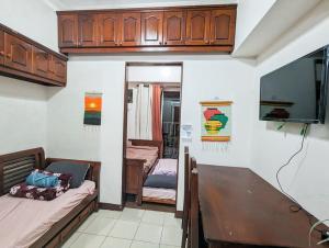 een kamer met 2 bedden, een bureau en kasten bij Skies Condo unit in Moldex Residences Baguio in Baguio