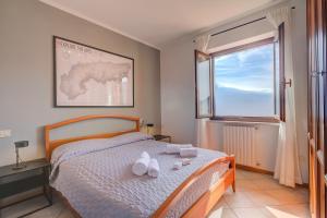 Un dormitorio con una cama y una ventana grande. en Balcone sul Lago - Happy Rentals, en Tremosine Sul Garda 29 fotos más