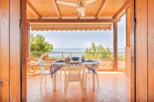 comedor con mesa y sillas en el balcón en Le terrazze di Acciaroli - Happy Rentals, en Acciaroli